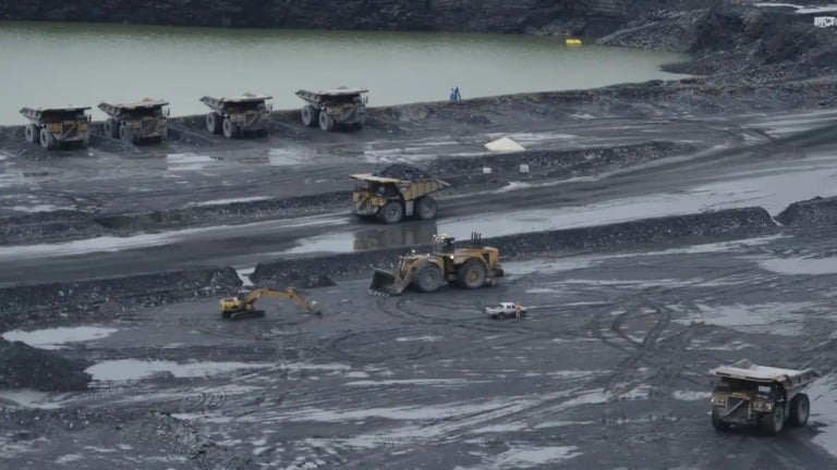 Tratores e máquinas de grande porte operam em campo de mineração à céu aberto (Foto José Cruz/Agencia Brasil) Tratores e máquinas de grande porte operam em campo de mineração à céu aberto (Foto José Cruz/Agencia Brasil)