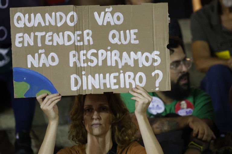 Marcha pelo Clima reúne ativistas e ambientalistas no centro do Rio, em 20 de setembro de 2024. É parte do Ato Global pelo Clima, que se realiza em diversas cidades do mundo e alerta para a crise climática e o aumento dos eventos climáticos extremos (Foto Fernando Frazão/Agência Brasil)