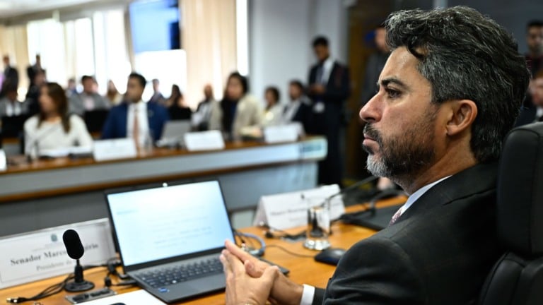 Marcos Rogério, à mesa, preside audiência pública da CI no Senado para debate técnico e institucional acerca do orçamento das agências reguladoras, em 8 de julho de 2025 (Foto Andressa Anholete/Agência Senado)