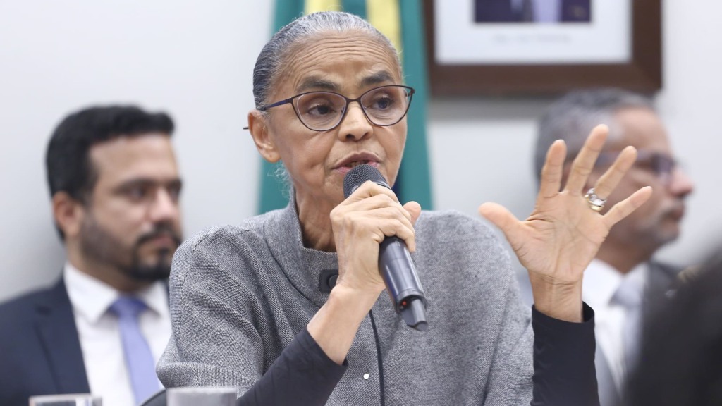 Marina Silva, à mesa, durante reunião da Comissão de Agricultura, em 2 de julho de 2025 (Foto Vinicius Loures/Câmara dos Deputados)