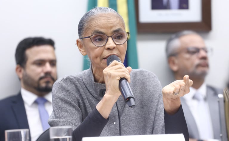 Marina Silva, à mesa, durante reunião da Comissão de Agricultura, em 2 de julho de 2025 (Foto Vinicius Loures/Câmara dos Deputados)