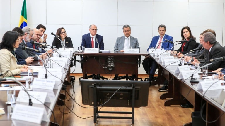 Ministros Geraldo Alckmin, Rui Costa, Fernando Haddad e Simone Tebet participam de comitê para negociação das tarifas de 50% dos EUA, em 15 de julho de 2025 (Foto Lula Marques/Agência Brasil)