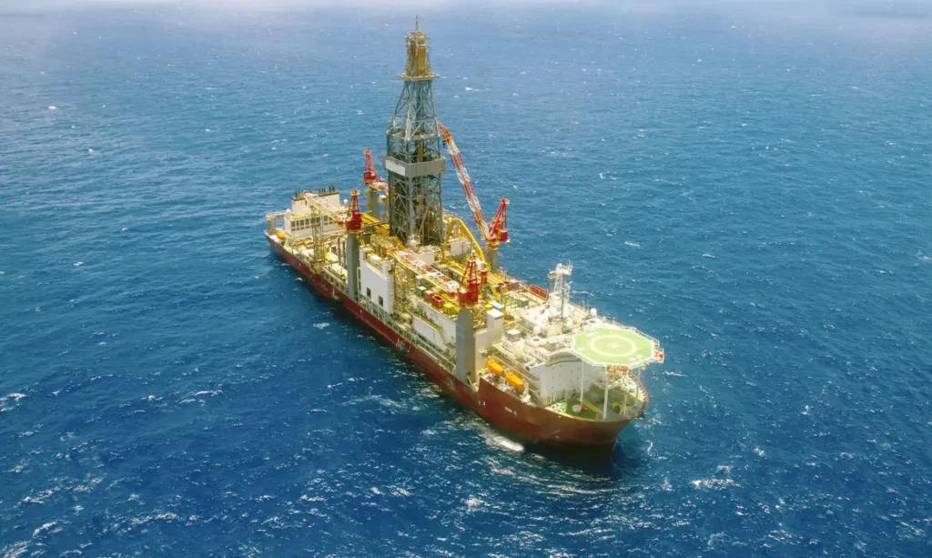 Navio-sonda ODN-II (NS-42) faz perfurações no poço Pitu Oeste, na Bacia Potiguar, localizada na Margem Equatorial (Foto Cezar Fernandes/Agência Petrobras)