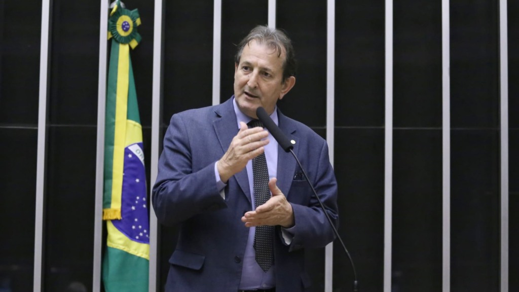 Nilto Tatto, à tribuna do plenário da Câmara, durante sessão para discussão e votação de propostas, em 15 de julho de 2025 (Foto Kayo Magalhães-Câmara dos Deputados)