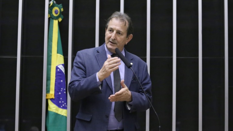 Nilto Tatto, à tribuna do plenário da Câmara, durante sessão para discussão e votação de propostas, em 15 de julho de 2025 (Foto Kayo Magalhães-Câmara dos Deputados)