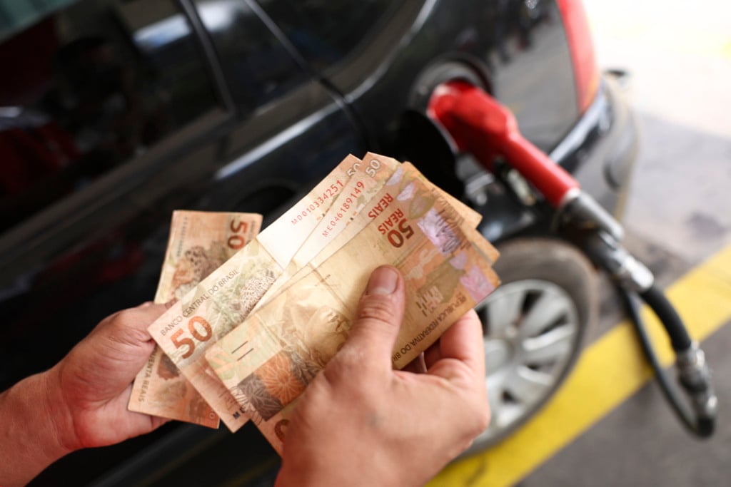Consumidor abastece carro com gasolina. Foto: Marcelo Camargo/Agência Brasil