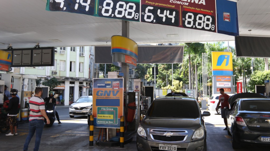 Postos de combustíveis no Rio de Janeiro oferecem preços menores após redução do ICMS sobre combustíveis, em 5 de julho de 2022 (Foto Tânia Rêgo/Agência Brasil)