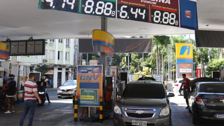 Postos de combustíveis no Rio de Janeiro oferecem preços menores após redução do ICMS sobre combustíveis, em 5 de julho de 2022 (Foto Tânia Rêgo/Agência Brasil)