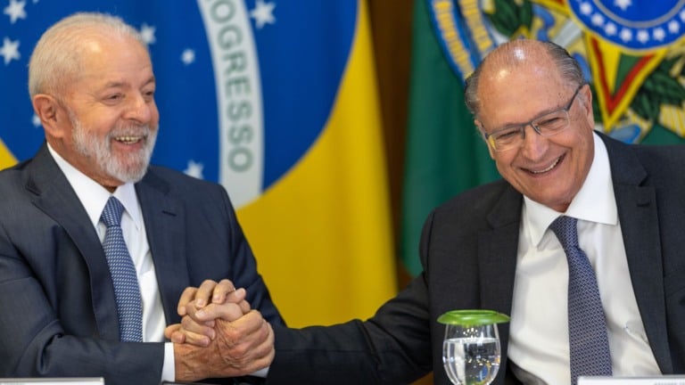 Presidente Lula e VP Geraldo Alckmin participam da cerimônia de regulamentação do Mover e das Debêntures de Infraestrutura, em 26 de março de 2024 (Foto Fabio Rodrigues-Pozzebom/Agência Brasil) Presidente Lula e VP Geraldo Alckmin participam da cerimônia de regulamentação do Mover e das Debêntures de Infraestrutura, em 26 de março de 2024 (Foto Fabio Rodrigues-Pozzebom/Agência Brasil)