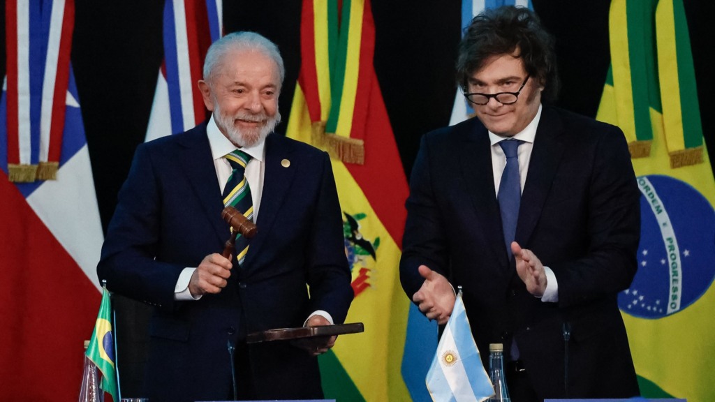 Presidentes Lula (à esquerda) e Javier Milei (à direita) durante cerimônia de transmissão da Presidência Pro Tempore do Mercosul da Argentina para o Brasil, no Palácio San Martín, Buenos Aires, Argentina, em 2 de julho de 2025 (Foto Ricardo Stuckert/PR)