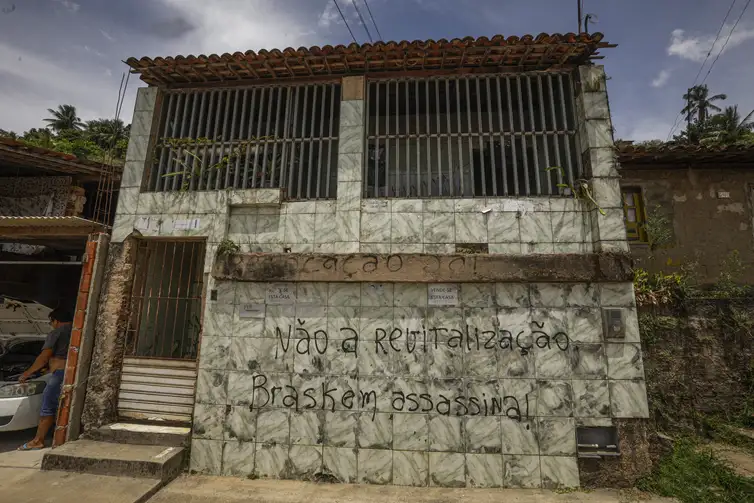 Residência com placa de vende no bairro Flexal de Baixo, nas proximidades da mina n° 18 da Braskem na lagoa de Mundaú, em Maceió (FotoJoédson Alves/Agência Brasil)