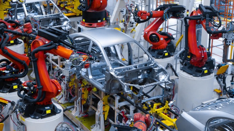 Soldagem automatizada feita por braços robóticos em linha de produção automotiva moderna (Foto: usertrmk/Freepik)