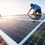Técnico instala painéis solares fotovoltaicos sobre telhado residencial