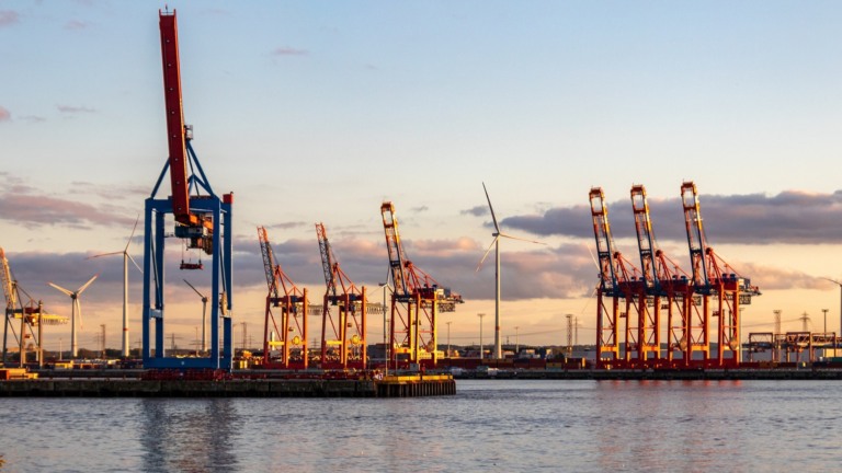 Terminal portuário com turbinas eólicas (Karsten Bergmann/Pixabay) Terminal portuário com turbinas eólicas (Karsten Bergmann/Pixabay)