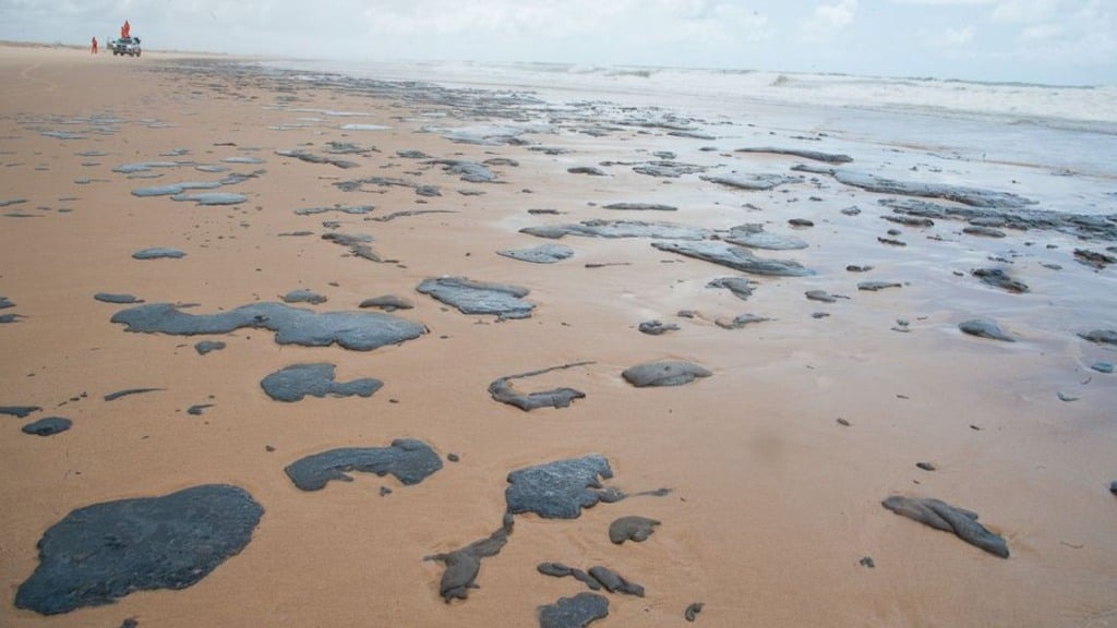 Vazamento de petróleo deixa manchas no litoral de Sergipe e de vários estados do Nordeste (Foto Adema/Governo de Sergipe)