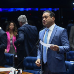 Plenário do Senado Federal durante sessão deliberativa ordinária. Ordem do dia. 

Na pauta, deliberação da Medida Provisória nº 1.291, de 2025, e dos demais itens constantes da pauta publicada pela Secretaria-Geral da Mesa. 

À bancada, senador Weverton (PDT-MA) - em discurso.

Foto: Carlos Moura/Agência Senado
