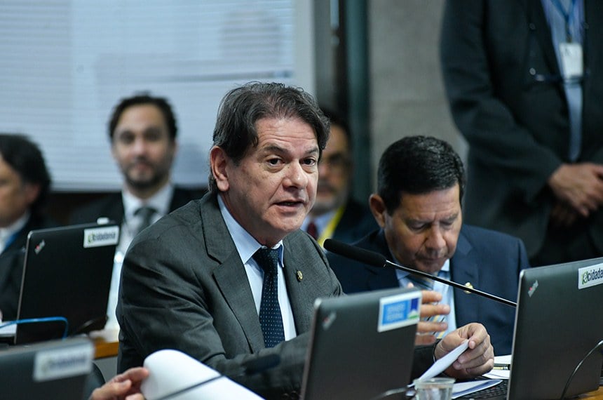 Senador Cid Gomes (PSB/CE) apresentou substitutivo ao projeto original, que fazia frente à eletrificação de frotas públicas. Foto: Geraldo Magela/Agência Senado