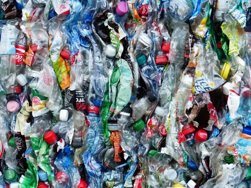 Tarifas favorecem plásticos e deixam substitutos sustentáveis à deriva (Foto: Hans/Pixabay)