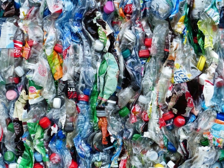 Tarifas favorecem plásticos e deixam substitutos sustentáveis à deriva (Foto: Hans/Pixabay)