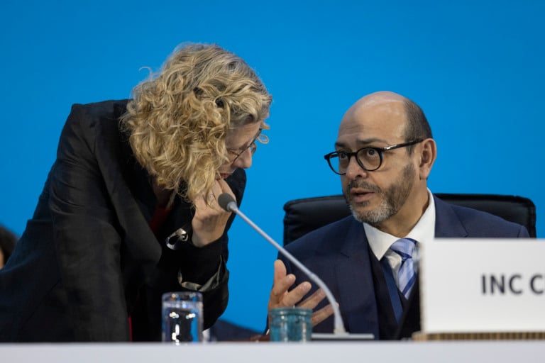 Plástico segue firme, tratado contra a poluição nem tanto (Foto: UNEP)