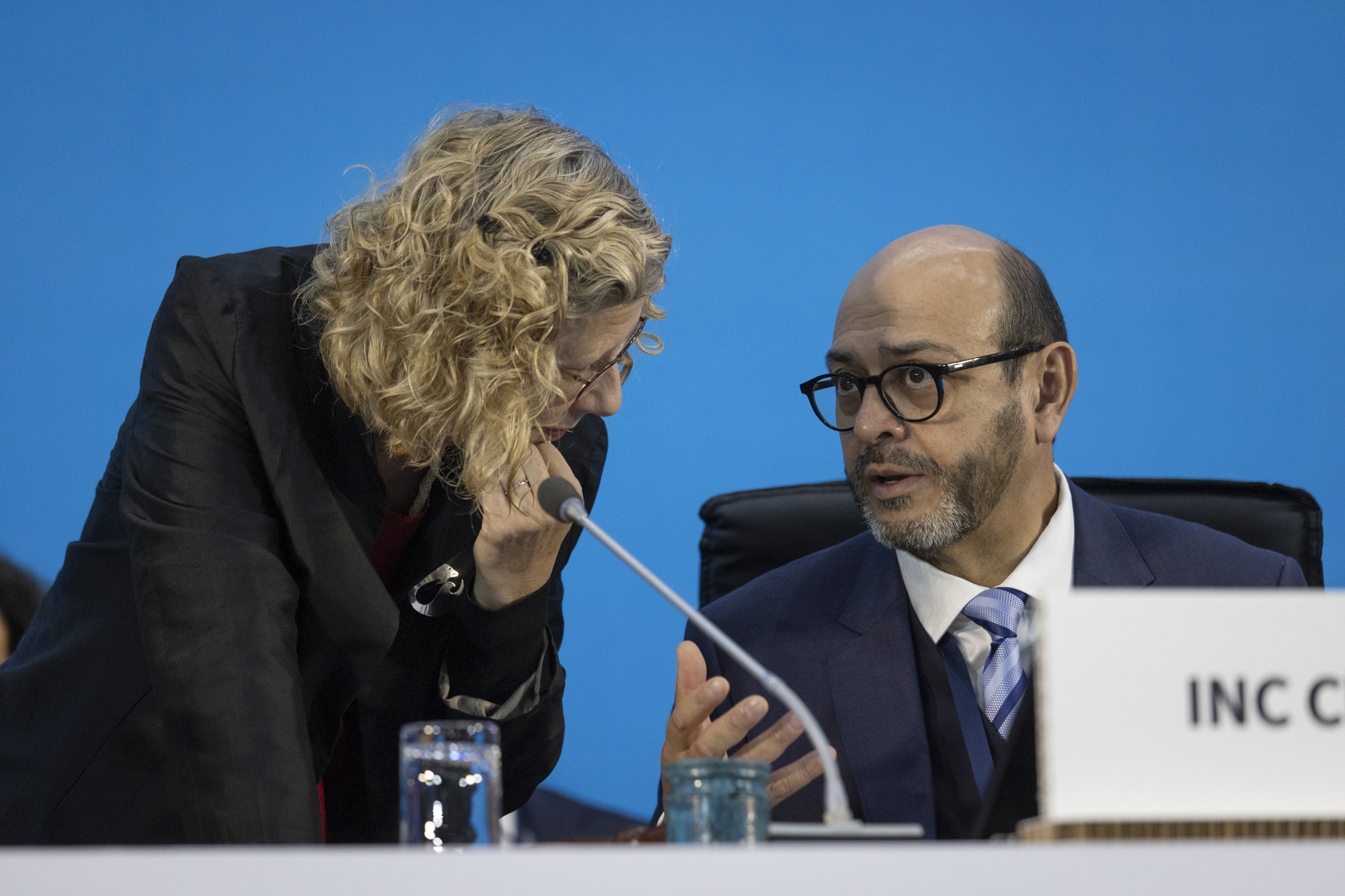 Plástico segue firme, tratado contra a poluição nem tanto