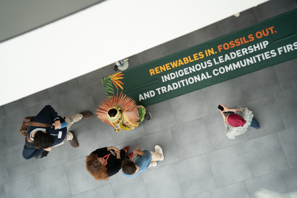 Cartaz pede liderança indígena nas ações climáticas, durante reuniões preparatórias para a COP30, em Bonn (Foto: UN Climate Change/Lara Murillo)