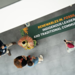 Cartaz pede liderança indígena nas ações climáticas, durante reuniões preparatórias para a COP30, em Bonn (Foto: UN Climate Change/Lara Murillo)