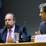 Alexandre Silveira (à esquerda), ministro de Minas e Energia, e Fernando Haddad (à direita), da Fazenda, participam de coletiva de imprensa sobre a gasolina (Foto Tauan Alencar/MME)