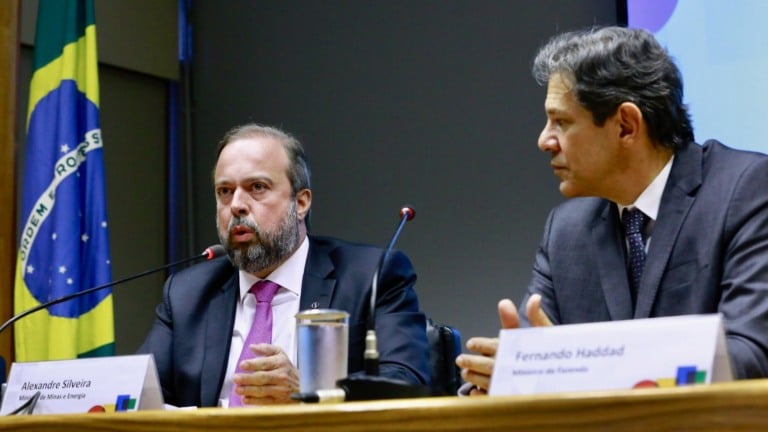 Alexandre Silveira (à esquerda), ministro de Minas e Energia, e Fernando Haddad (à direita), da Fazenda, participam de coletiva de imprensa sobre a gasolina (Foto Tauan Alencar/MME)