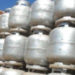 Botijões de 13 kg de GLP, o gás de cozinha, em pilhados e enfileirados (Foto Marcelo Casal/Agência Brasil)