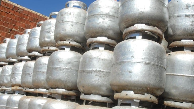 Botijões de 13 kg de GLP, o gás de cozinha, em pilhados e enfileirados (Foto Marcelo Casal/Agência Brasil)