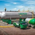 Cilindros de armazenamento de GLP e caminhões-tanque para distribuição da Liquigás (Foto Agência Petrobras)