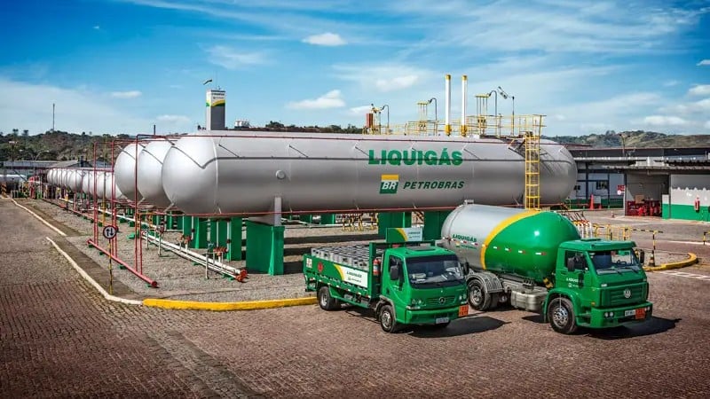 Cilindros de armazenamento de GLP e caminhões-tanque para distribuição da Liquigás (Foto Agência Petrobras)