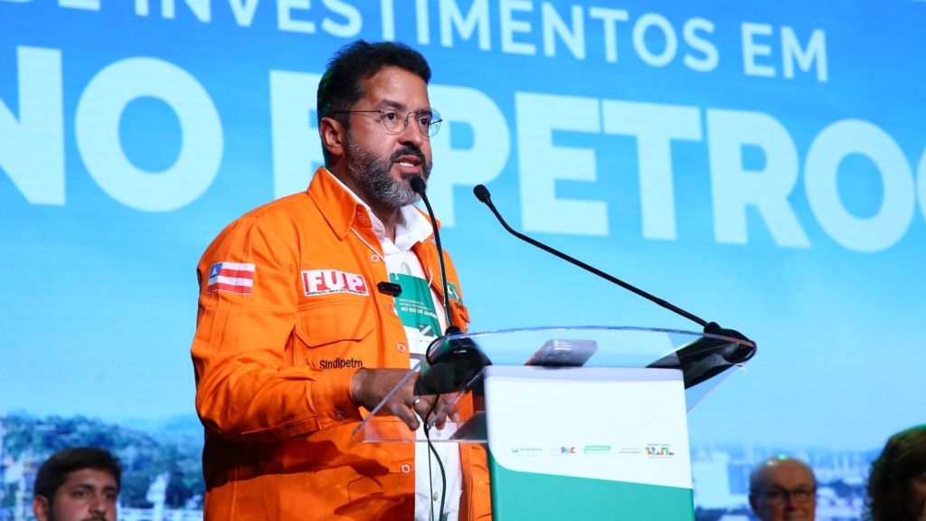 Deyvid Bacelar fala durante cerimônia de anúncio de investimentos da Petrobras em refino e petroquímica, no Rio, em 4 de julho de 2025 (Foto Tauan Alencar/MME)