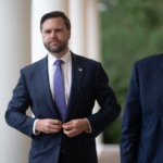 Donald Trump e o vice-presidente, JD Vance, caminham pela Colunata Oeste, durante jantar com senadores republicanos, em 18 de julho de 2025 (Foto Daniel Torok/Oficial Casa Branca)