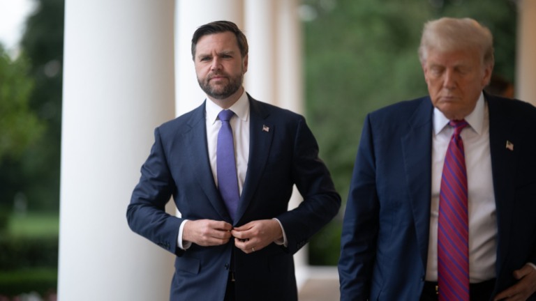 Donald Trump e o vice-presidente, JD Vance, caminham pela Colunata Oeste, durante jantar com senadores republicanos, em 18 de julho de 2025 (Foto Daniel Torok/Oficial Casa Branca)