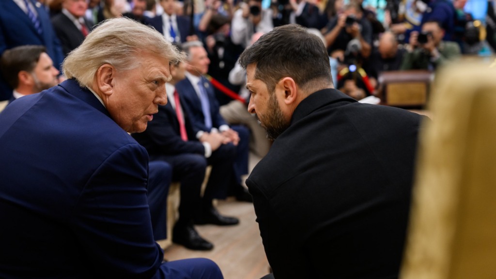 Donald Trump participa de reunião multilateral com Volodymyr Zelensky e líderes da UE, no Salão Oval, em 18 de agosto de 2025 (Foto Daniel Torok/Oficial Casa Branca)