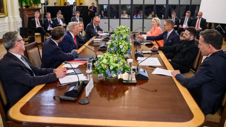 Donald Trump participa de reunião multilateral com Volodymyr Zelensky e líderes da UE, no Salão Oval, em 18 de agosto de 2025 (Foto Daniel Torok/Oficial Casa Branca)