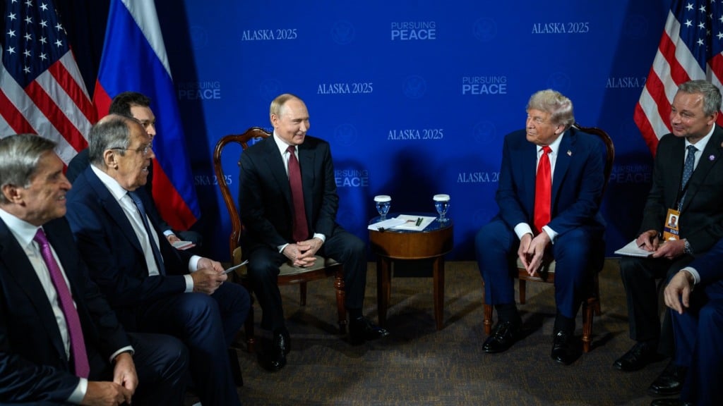 Donald Trump se reúne com Vladimir Putin para negociar a paz na Ucrânia, na Base Conjunta Elmendorf-Richardson, no Alasca, em 15 de agosto de 2025 (Foto Daniel Torok/Oficial Casa Branca)