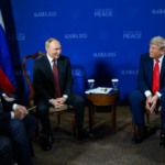 Donald Trump se reúne com Vladimir Putin para negociar a paz na Ucrânia, na Base Conjunta Elmendorf-Richardson, no Alasca, em 15 de agosto de 2025 (Foto Daniel Torok/Oficial Casa Branca)
