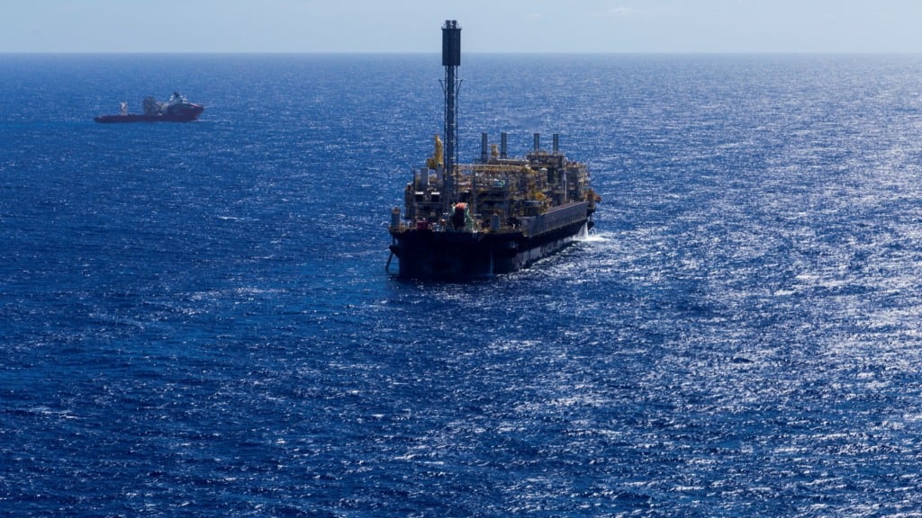 FPSO P-74 em operação no campo de Búzios, no pré-sal da Bacia de Santos (Foto Divulgação)