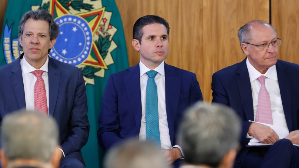 Fernando Haddad (esquerda), Hugo Motta (centro) e Geraldo Alckmin (direita) durante cerimônia de assinatura da MP "Brasil Soberano", no Palácio do Planalto (DF), em 13 de agosto de 2025 (Foto Marina Ramos/Câmara dos Deputados)