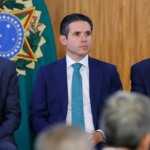 Fernando Haddad (esquerda), Hugo Motta (centro) e Geraldo Alckmin (direita) durante cerimônia de assinatura da MP "Brasil Soberano", no Palácio do Planalto (DF), em 13 de agosto de 2025 (Foto Marina Ramos/Câmara dos Deputados)