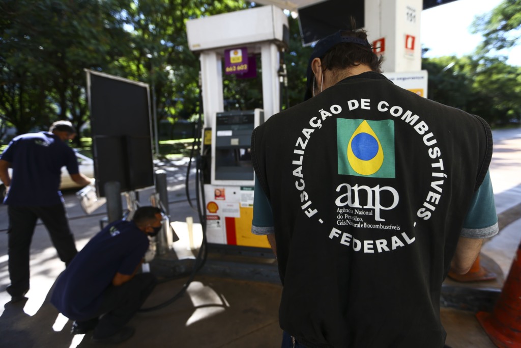 Força-tarefa integrada pela ANP, Procon e Inmetro fiscaliza postos revendedores de combustíveis em Brasília (DF), em 15 de março de 2021 (Foto Marcelo Camargo/Agência Brasil)
