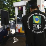 Força-tarefa integrada pela ANP, Procon e Inmetro fiscaliza postos revendedores de combustíveis em Brasília (DF), em 15 de março de 2021 (Foto Marcelo Camargo/Agência Brasil)