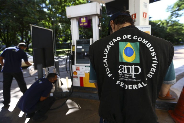 Força-tarefa integrada pela ANP, Procon e Inmetro fiscaliza postos revendedores de combustíveis em Brasília (DF), em 15 de março de 2021 (Foto Marcelo Camargo/Agência Brasil)