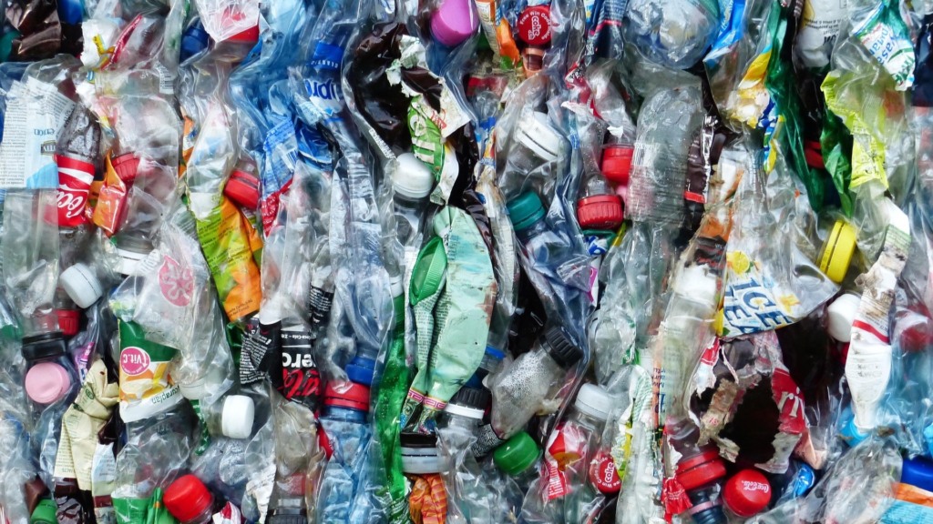 Tarifas favorecem plásticos e deixam substitutos sustentáveis à deriva (Foto: Hans/Pixabay)