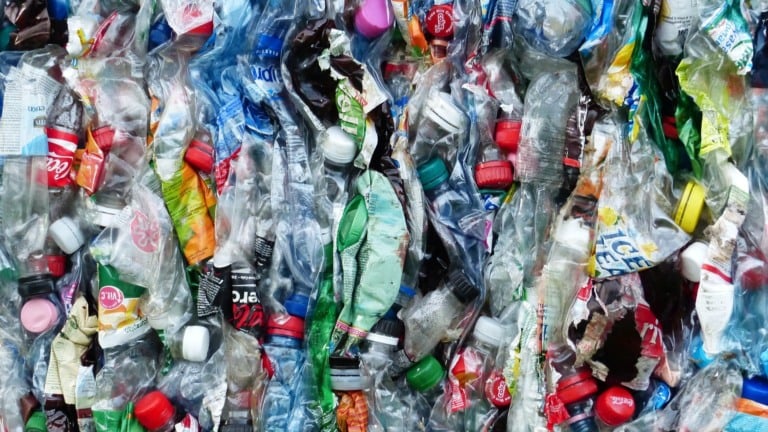 Tarifas favorecem plásticos e deixam substitutos sustentáveis à deriva (Foto: Hans/Pixabay)