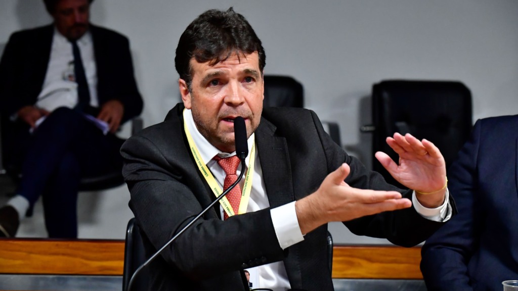 Luis Fernando Paroli, à bancada, durante reunião conjunta da CI e CAS na Câmara, em 19 de junho de 2024 (Foto Waldemir Barreto/Agência Senado)