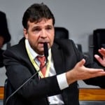 Luis Fernando Paroli, à bancada, durante reunião conjunta da CI e CAS na Câmara, em 19 de junho de 2024 (Foto Waldemir Barreto/Agência Senado)